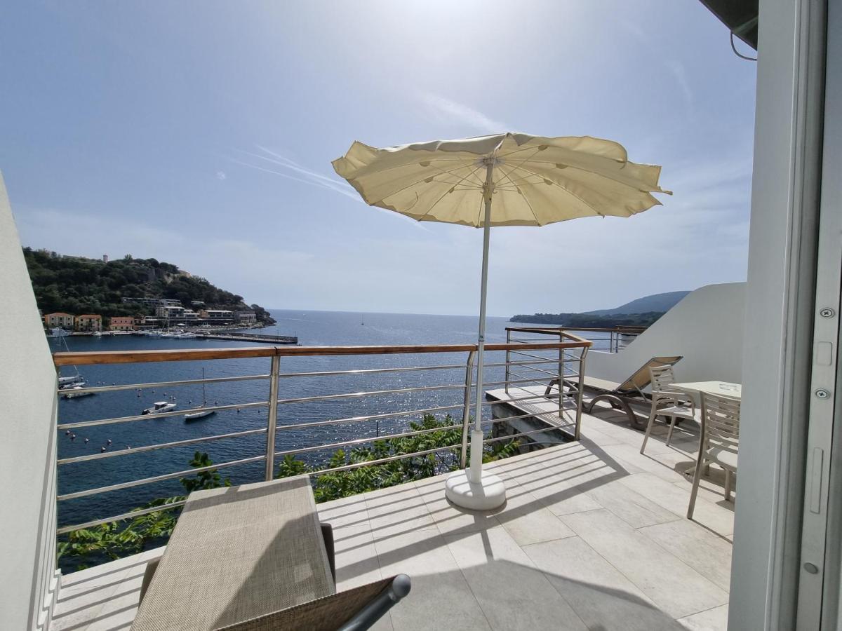 Hotel Plaza Porto Azzurro Exteriér fotografie