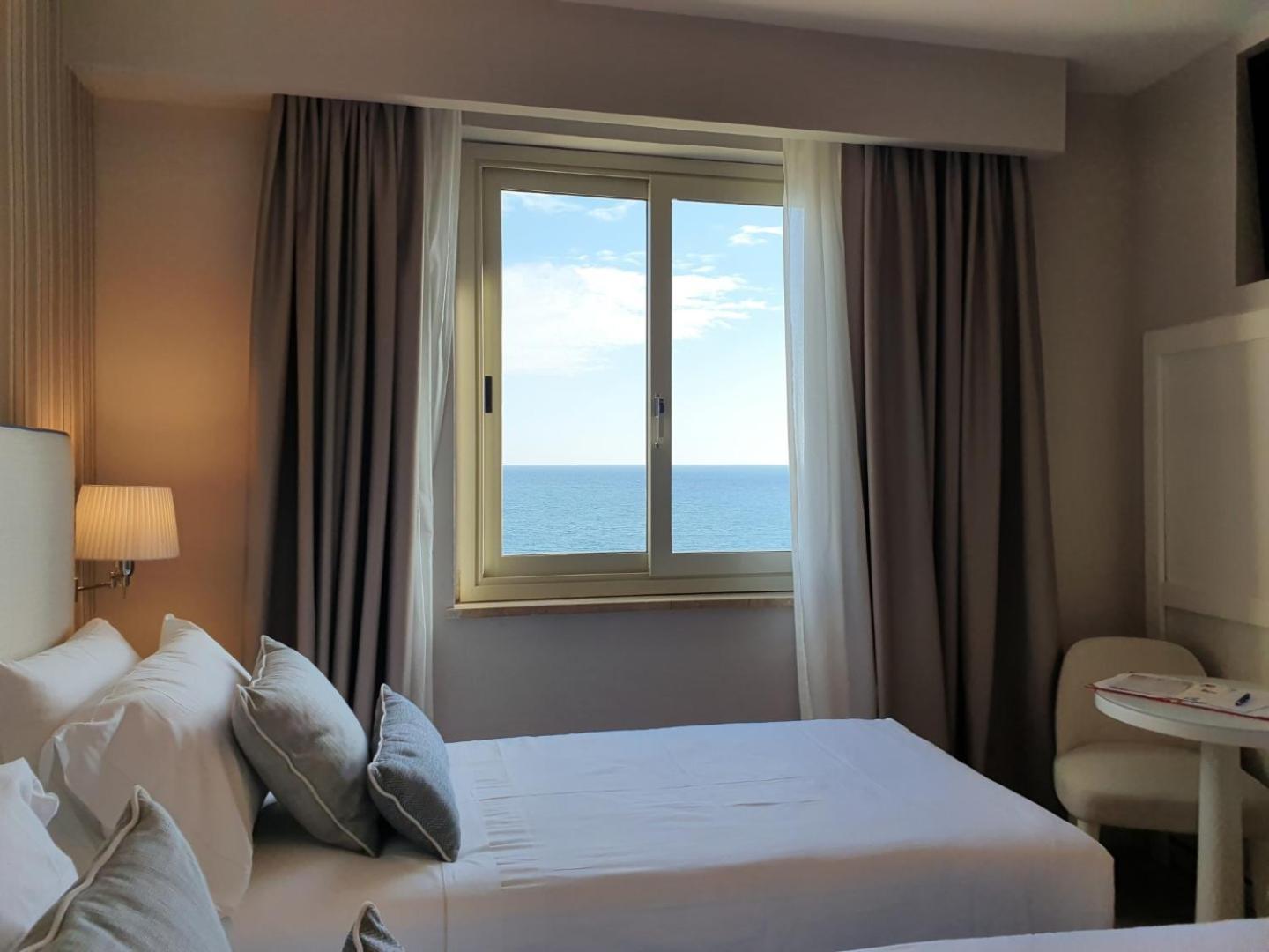 Hotel Plaza Porto Azzurro Pokoj fotografie