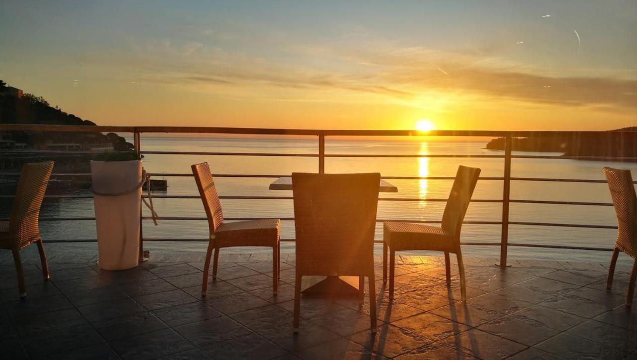 Hotel Plaza Porto Azzurro Exteriér fotografie